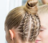 Tendance 2017 : les mini tresses pour sublimer un chignon