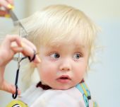 Couper les cheveux de bébé pour la première fois