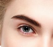 Pour ou contre la coloration des sourcils ?
